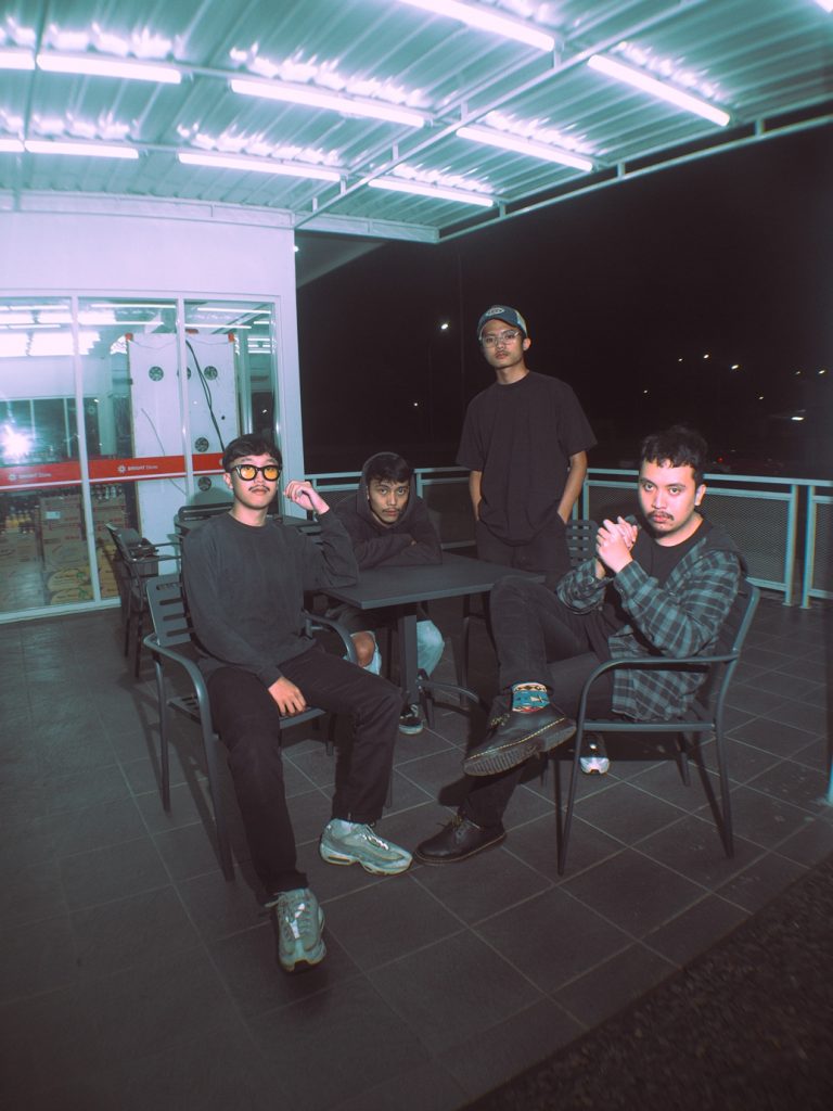 BERGUMUL DENGAN KEHAMPAAN BERSAMA HALLWAY DI DEBUT EP “A VOID REALITY” BERGUMUL DENGAN KEHAMPAAN BERSAMA HALLWAY DI Debut EP “A VOID REALITY”