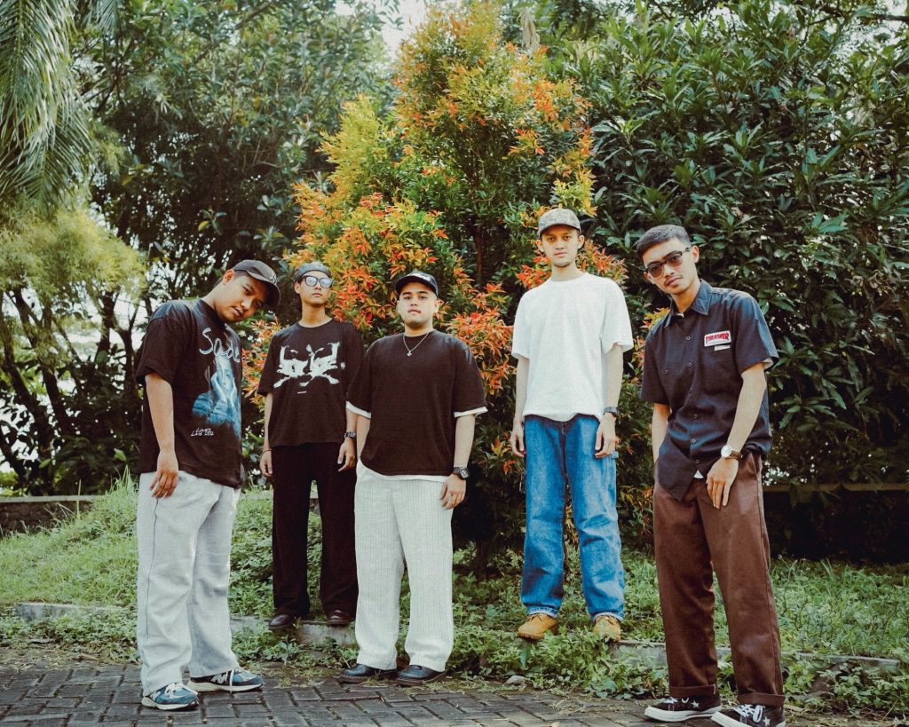 Pekatnya Jarak dan Kesendirian, Costive Mengakuinya Dalam Single Kedua “500 Miles”